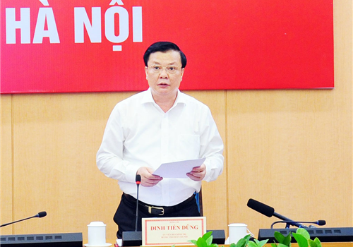 Từ ngày 23-11, Hà Nội đã tổ chức tiêm vắc xin phòng Covid-19 cho người từ 15-17 tuổi, trong đó phần lớn là học sinh trung học phổ thông. Đến nay, tỷ lệ tiêm đã đạt hơn 90%. Chiều nay 29-11, trao đổi với báo chí, đồng chí Đinh Tiến Dũng, Ủy viên Bộ Chính trị, Bí thư Thành ủy, Trưởng đoàn đại biểu Quốc hội thành phố Hà Nội cho biết, Thường trực Thành ủy đã thống nhất chỉ đạo khẩn trương đưa học sinh trung học phổ thông trở lại trường học; đồng thời lên ngay phương án đưa học sinh trung học cơ sở trở lại trường học trong thời gian sớm nhất, an toàn nhất.