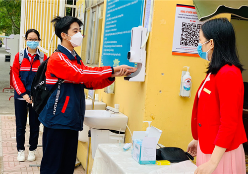 Bí thư Thành uỷ Đinh Tiến Dũng nhấn mạnh, việc đưa học sinh trở lại trường học trong bối cảnh dịch bệnh diễn biến phức tạp phải được chuẩn bị thật kỹ, bảo đảm có nguyên tắc và luôn đặt vấn đề an toàn sức khỏe của học sinh lên trên hết”. Về nhiệm vụ trong những ngày tới, Bí thư Thành ủy Đinh Tiến Dũng cho biết, Thường trực Thành ủy đã yêu cầu Ban Cán sự đảng UBND thành phố xem xét, chỉ đạo các nguyên tắc tổ chức thực hiện việc đưa học sinh trung học phổ thông trở lại trường học trên cơ sở đánh giá, rút kinh nghiệm việc tổ chức đối với khối lớp 9 ở 18 huyện, thị xã vừa qua. 