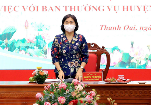 Sáng 5-11, đồng chí Nguyễn Thị Tuyến, Ủy viên Trung ương Đảng, Phó Bí thư Thường trực Thành ủy, Trưởng ban Chỉ đạo Chương trình số 04-CTr/TU của Thành ủy về "Đẩy mạnh thực hiện hiệu quả Chương trình mục tiêu quốc gia xây dựng nông thôn mới gắn với cơ cấu lại ngành nông nghiệp và phát triển kinh tế nông thôn, nâng cao đời sống vật chất, tinh thần của nông dân giai đoạn 2021-2025" (Chương trình số 04) chủ trì làm việc với Ban Thường vụ Huyện ủy Thanh Oai về kết quả thực hiện nhiệm vụ thời gian qua, nhiệm vụ trọng tâm thời gian tới, trọng tâm là công tác xây dựng nông thôn mới trên địa bàn Huyện.