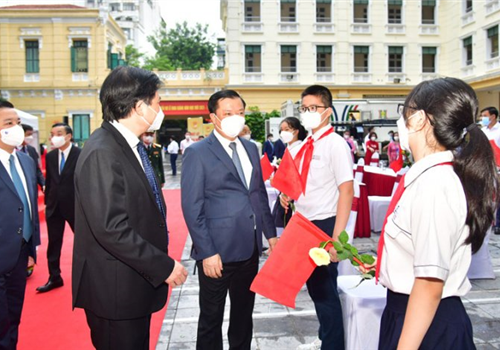 Trao đổi với báo chí, Uỷ viên Bộ Chính trị, Bí thư Thành ủy Đinh Tiến Dũng nhấn mạnh, Thành phố sẽ từng bước đưa toàn bộ hệ thống giáo dục Thủ đô trở lại trạng thái “bình thường mới”. Với mục tiêu cao nhất là bảo đảm an toàn cho học sinh nên việc mở lại trường học cũng phải từng bước thận trọng, không nóng vội. 

