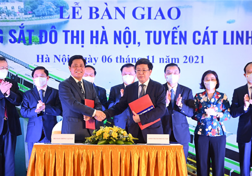 Đúng 7h hôm nay (6-11), Bộ Giao thông Vận tải và UBND thành phố Hà Nội đã tổ chức lễ bàn giao Dự án đường sắt đô thị Hà Nội, tuyến Cát Linh - Hà Đông để chính thức đưa vào khai thác thương mại. 