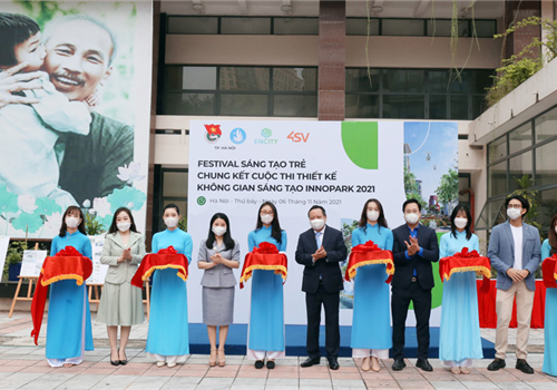 Ngày 6-11, Thành đoàn - Hội Sinh viên Việt Nam thành phố Hà Nội phối hợp cùng Công ty tư vấn quốc tế và giải pháp đô thị Encity, nền tảng trực tuyến 4SV tổ chức Fetival Sáng tạo trẻ và chung kết Cuộc thi thiết kế Không gian sáng tạo Thanh niên InnoPark 2021. Tới dự có Phó Bí thư Thành ủy Hà Nội Nguyễn Văn Phong.