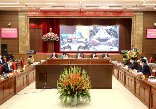 Hội nghị lần thứ 6, Ban Chấp hành Đảng bộ Thành phố bước vào ngày làm việc thứ 2, tiếp tục các nội dung thảo luận về kinh tế xã hội, tài chính ngân sách, đầu tư công của Thành phố; dự thảo Nghị quyết chuyên đề về phát triển công nghiệp văn hóa trên địa bàn Thủ đô giai đoạn 2021-2025, định hướng đến năm 2030, tầm nhìn đến năm 2045. Đồng chí Đinh Tiến Dũng, Uỷ viên Bộ Chính trị, Bí thư Thành uỷ, Trưởng đoàn đại biểu Quốc hội thành phố Hà Nội cùng các đồng chí Thường trực Thành uỷ chủ trì hội nghị.
