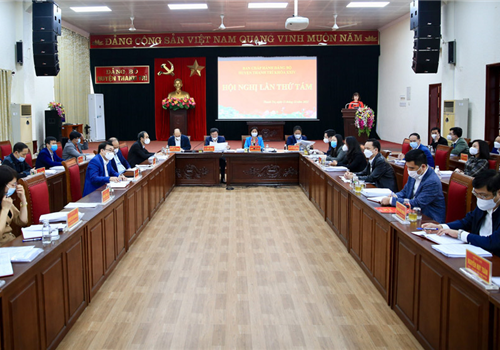 Sáng 11-12, Ban Chấp hành Đảng bộ huyện Thanh Trì khóa XXIV đã tổ chức Hội nghị lần thứ tám để đánh giá kết quả lãnh đạo thực hiện nhiệm vụ phát triển kinh tế - xã hội, an ninh quốc phòng và công tác xây dựng Đảng năm 2021; phương hướng, nhiệm vụ trọng tâm năm 2022; báo cáo kết quả triển khai Đề án đầu tư xây dựng huyện phát triển thành quận; tình hình thực hiện kế hoạch đầu tư công năm 2021; kế hoạch đầu tư công trung hạn 5 năm giai đoạn 2021-2025. Ủy viên Trung ương Đảng, Phó Bí thư Thường trực Thành ủy Hà Nội Nguyễn Thị Tuyến dự Hội nghị.