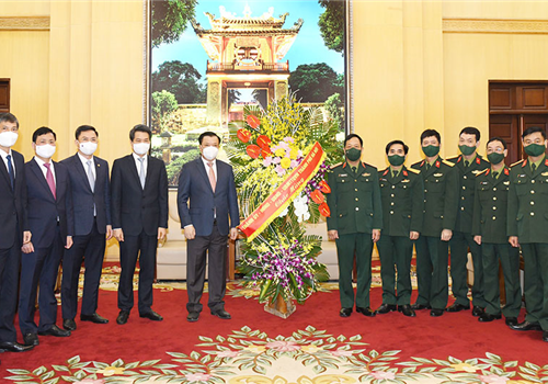 Sáng 20-12, nhân kỷ niệm 77 năm Ngày thành lập Quân đội nhân dân Việt Nam (22/12/1944 - 22/12/2021) và 32 năm Ngày hội Quốc phòng toàn dân (22/12/1989 - 22/12/2021), đồng chí Đinh Tiến Dũng, Ủy viên Bộ Chính trị, Bí thư Thành ủy, Trưởng đoàn đại biểu Quốc hội thành phố, Bí thư Đảng ủy Bộ Tư lệnh Thủ đô đã đến thăm, chúc mừng cán bộ, chiến sĩ Bộ Tư lệnh Thủ đô Hà Nội.