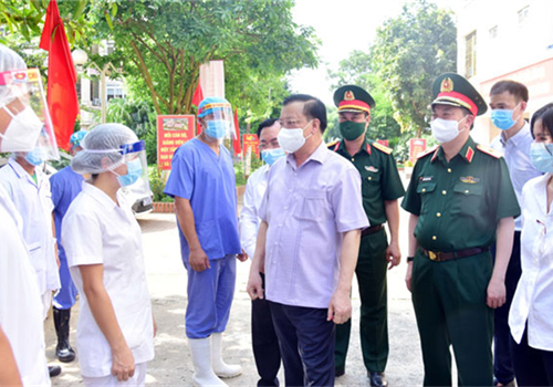 Kết luận Hội nghị Ban Thường vụ Thành ủy Hà Nội về công tác phòng, chống Covid-19 trên địa bàn diễn ra sáng 23-12, Ủy viên Bộ Chính trị, Bí thư Thành ủy, Trưởng đoàn đại biểu Quốc hội thành phố Hà Nội Đinh Tiến Dũng chỉ đạo các cấp, các ngành tập trung nâng cao năng lực y tế cơ sở, coi đây là giải pháp có tính quyết định trong cuộc chiến chống dịch hiện nay. Đồng chí cũng yêu cầu đẩy mạnh tuyên truyền nhằm kêu gọi người dân thực hiện “5K”, không tụ tập đông người, nhất là trong dịp lễ Giáng sinh, Tết Dương lịch 2022, Tết Nguyên đán Nhâm Dần.
