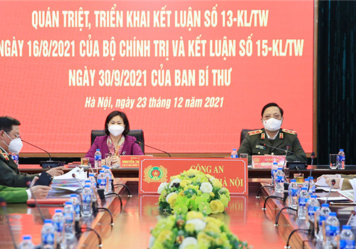 Chiều 23-12, Đảng ủy Công an Trung ương tổ chức Hội nghị trực tuyến quán triệt, triển khai thực hiện Kết luận số 13-KL/TƯ, ngày 16-8-2021 của Bộ Chính trị (khóa XII) về việc tiếp tục thực hiện Chỉ thị số 48-CT/TƯ của Bộ Chính trị (khóa X) về tăng cường sự lãnh đạo của Đảng đối với công tác phòng, chống tội phạm trong tình hình mới và Kết luận số 15-KL/TƯ, ngày 30-9-2021 của Ban Bí thư về tiếp tục đẩy mạnh thực hiện Chỉ thị số 46-CT/TƯ ngày 22-6-2015 của Bộ Chính trị (khóa XI) về công tác bảo đảm an ninh, trật tự trong tình hình mới.
