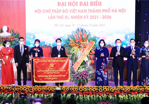 Với chủ đề “Đổi mới, phát triển bền vững, xây dựng tổ chức Hội vững mạnh, góp phần xây dựng Thủ đô giàu đẹp, văn minh hiện đại”, trong hai ngày 26 và 27-12, Hội Chữ thập đỏ thành phố Hà Nội đã tổ chức Đại hội đại biểu lần thứ XI, nhiệm kỳ 2021-2026. Dự đại hội có Ủy viên Trung ương Đảng, Phó Bí thư Thường trực Thành ủy Hà Nội Nguyễn Thị Tuyến; Phó Chủ tịch Trung ương Hội Chữ thập đỏ Việt Nam Trần Quốc Hùng; Phó Chủ tịch UBND thành phố Hà Nội Chử Xuân Dũng.