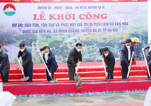 Sáng 4-12, Huyện ủy, HĐND, UBND, Ủy ban Mặt trận Tổ quốc Việt Nam huyện Ba Vì tổ chức khởi công dự án bảo tồn, tôn tạo và phát huy giá trị di tích đền Hạ. Đây là di tích lịch sử văn hóa cấp quốc gia, thuộc quần thể di tích Tản Viên Sơn Thánh, thuộc xã Minh Quang (huyện Ba Vì, Hà Nội).