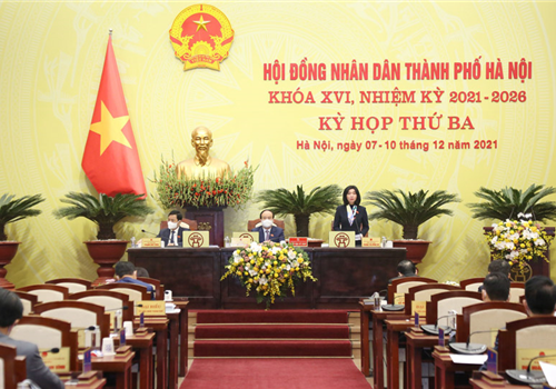 Sáng 8-12, tiếp tục chương trình kỳ họp thứ ba, HĐND thành phố Hà Nội đã thảo luận tại hội trường về các nhiệm vụ phát triển kinh tế - xã hội, an ninh - quốc phòng năm 2021 và nhiệm vụ, giải pháp năm 2022. Các đại biểu đã phát biểu đề xuất, hiến kế nhiều giải pháp tháo gỡ điểm “nghẽn” trong công tác đầu tư công, phân cấp nguồn thu, công tác chống dịch… nhằm phục vụ cho sự phát triển của Thủ đô cả trước mắt và lâu dài.