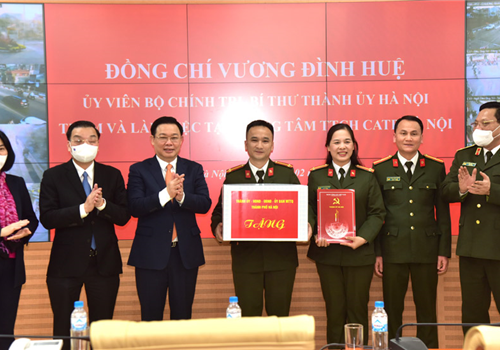 Trước thềm Xuân mới Tân Sửu, chiều 11-2, đồng chí Vương Đình Huệ, Uỷ viên Bộ Chính trị, Bí thư Thành uỷ, Trưởng đoàn Đại biểu Quốc hội Thành phố Hà Nội đến thăm, kiểm tra, chúc Tết cán bộ, chiến sĩ công an Thành phố Hà Nội đang làm nhiệm vụ đảm bảo an ninh chính trị, trật tự an toàn xã hội trong dịp Tết Nguyên đán. 