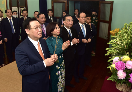 Trong không khí Thủ đô và cả nước đón mừng Xuân Tân Sửu 2021, đồng chí  Bí thư Thành ủy Vương Đình Huệ, dẫn đầu Đoàn đại biểu Thành ủy, HĐND, UBND, Ủy ban MTTQ Việt Nam thành phố Hà Nội đến dâng hương tưởng nhớ Chủ tịch Hồ Chí Minh tại Nhà 67 thuộc Khu di tích Chủ tịch Hồ Chí Minh tại Phủ Chủ tịch và dâng hương các vị liệt tổ, liệt tông tại các di tích lịch sử trên địa bàn Thủ đô.