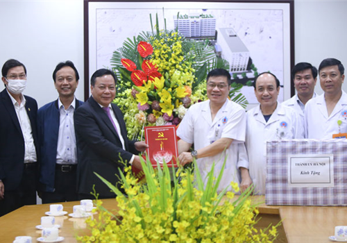Nhân kỷ niệm 66 năm Ngày Thầy thuốc Việt Nam, sáng nay, Phó Bí thư Thành ủy Hà Nội Nguyễn Văn Phong đến thăm, chúc mừng đội ngũ cán bộ, bác sĩ, y sĩ, nhân viên Bệnh viện Hữu Nghị.
