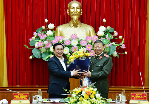 Đồng chí Vương Đình Huệ, Uỷ viên Bộ Chính trị, Bí thư thành ủy, Trưởng đoàn Đại biểu Quốc hội Thành phố Hà Nội và  Đại tướng Tô Lâm, Ủy viên Bộ Chính trị, Bí thư Đảng ủy Công an Trung ương, Bộ trưởng Bộ Công an đồng chủ trì Hội nghị giữa Thành ủy, UBND thành phố Hà Nội với Đảng ủy Công an Trung ương, Bộ công an bàn về định hướng quy hoạch, xây dựng trụ sở cơ quan Bộ công an trên địa bàn Thủ đô. Cùng tham dự có Uỷ viên Trung ương Đảng, Phó Bí thư Thành uỷ, Chủ tịch UBND Thành phố Chu Ngọc Anh cùng các đồng chí lãnh đạo Thành phố.

