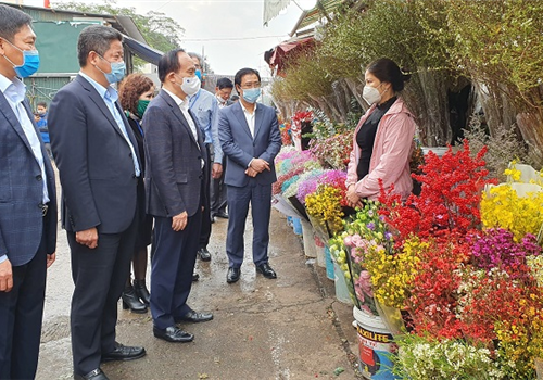 Sáng 3-2, Đoàn kiểm tra số 3 của Ban Thường vụ Thành ủy về công tác phòng, chống dịch Covid-19 do Phó Bí thư Thành ủy, Chủ tịch HĐND Thành phố Nguyễn Ngọc Tuấn làm Trưởng đoàn đã kiểm tra công tác phòng, chống dịch trên địa bàn quận Tây Hồ, quận Hoàn Kiếm.