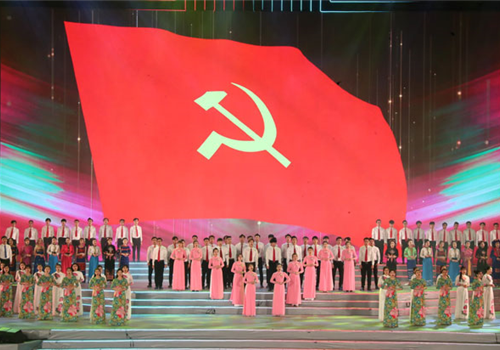 Tối 2-2, tại Sân vận động quốc gia Mỹ Đình (Hà Nội), chương trình nghệ thuật đặc biệt "Khát vọng - Tỏa sáng" chào mừng thành công Đại hội đại biểu toàn quốc lần thứ XIII của Đảng đã diễn ra hùng tráng và rực rỡ; tạo không khí vui tươi, phấn khởi trong toàn Đảng, toàn dân và toàn quân;  khơi dậy khát vọng phát triển đất nước phồn vinh, hạnh phúc. Chương trình do Ban Tuyên giáo Trung ương, Bộ Văn hóa, Thể thao và Du lịch, UBND thành phố Hà Nội và Đài Truyền hình Việt Nam phối hợp thực hiện.
