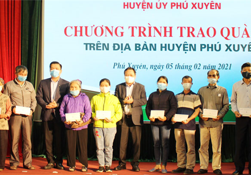 Nhân dịp Tết Nguyên đán Tân Sửu 2021, chiều 5-2, Phó Bí thư Thành ủy Hà Nội Nguyễn Văn Phong đã tham dự chương trình trao quà Tết cho 200 hộ nghèo, hộ gia đình có hoàn cảnh khó khăn trên địa bàn huyện Phú Xuyên.
