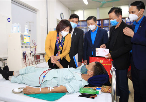 Nhân dịp Xuân Tân Sửu 2021, ngày 6-2, Ủy viên Trung ương Đảng, Phó Bí thư Thường trực Thành ủy Hà Nội Nguyễn Thị Tuyến đã tới thăm, động viên các y, bác sĩ Bệnh viện Đa khoa Hà Đông.