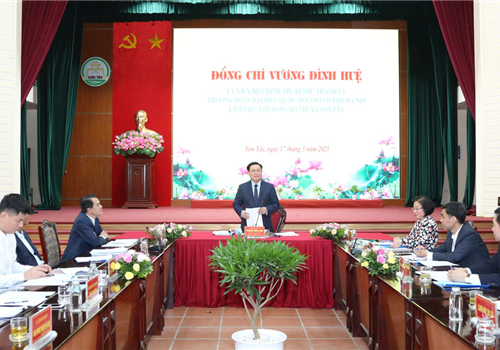 Chiều 17-3, chủ trì làm việc với Đảng bộ thị xã Sơn Tây, đồng chí Vương Đình Huệ - Uỷ viên Bộ Chính trị - Bí thư Thành uỷ - Trưởng đoàn Đại biểu Quốc hội Thành phố Hà Nội nhấn mạnh, thị xã cần tập trung làm tốt công tác quy hoạch; bảo tồn, phát huy giá trị truyền thống văn hoá "Sơn Tây - Xứ Đoài"; huy động, sử dụng hiệu quả các nguồn lực phấn đấu trở thành đô thị vệ tinh giầu đẹp - văn minh.