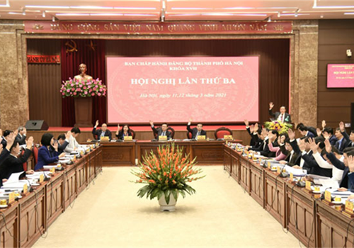 17-3 đúng dịp kỷ niệm 91 năm Ngày thành lập Đảng bộ Hà Nội, Bí thư Thành ủy Hà Nội Vương Đình Huệ đã ký ban hành 10 chương trình công tác khóa XVII, khẳng định quyết tâm của Đảng bộ và chính quyền, nhân dân Thành phố trong việc sớm đưa nghị quyết Đại hội Đảng các cấp vào cuộc sống.
