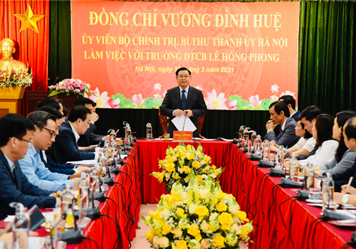 Chiều 16-3, GS.TS. Nhà giáo ưu tú Vương Đình Huệ, Ủy viên Bộ Chính trị, Bí thư Thành ủy, Trưởng đoàn đại biểu Quốc hội thành phố Hà Nội làm việc với Trường Đào tạo cán bộ Lê Hồng Phong về kết quả thực hiện nhiệm vụ chính trị thời gian qua, nhiệm vụ trọng tâm thời gian tới. Tham gia buổi làm việc có Phó Bí thư Thành ủy Hà Nội Nguyễn Văn Phong; các Ủy viên Ban Thường vụ Thành ủy Hà Nội: Trưởng ban Tổ chức Thành ủy Vũ Đức Bảo, Trưởng ban Tuyên giáo Thành ủy Bùi Huyền Mai; Phó Chủ tịch UBND Thành phố Chử Xuân Dũng.