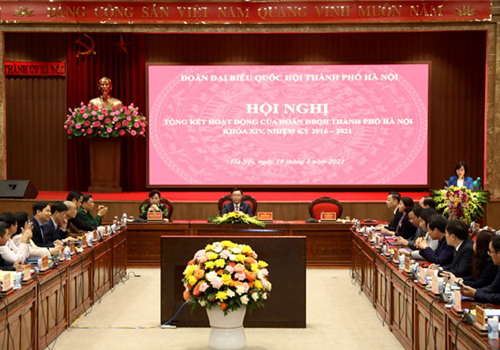 Sáng 18-3, Đoàn Đại biểu Quốc hội Thành phố Hà Nội tổ chức Hội nghị tổng kết hoạt động của đoàn Đại biểu Quốc hội Thành phố Hà Nội khóa XIV, nhiệm kỳ 2016-2021. Đồng chí Vương Đình Huệ, Ủy viên Bộ Chính trị, Bí thư Thành ủy, Trưởng đoàn Đại biểu Quốc hội Thành phố Hà Nội cùng các đồng chí lãnh đạo Văn phòng Quốc hội, các bộ ngành Trung ương và Thành phố Hà Nội đến dự. 