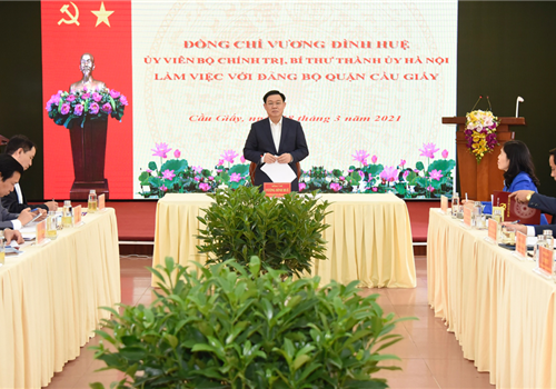 Chiều 18-3, chủ trì làm việc với Quận ủy Cầu Giấy, Bí thư Thành ủy Vương Đình Huệ đề nghị cấp ủy Đảng, chính quyền địa phương cần bám sát vào 10 Chương trình công tác toàn khóa XVII vừa được Thành ủy ban hành, đặc biệt là Chương trình số 01 về "Tăng cường công tác xây dựng, chỉnh đốn Đảng, xây dựng Đảng bộ và hệ thống chính trị trong sạch vững mạnh, đẩy mạnh cải cách hành chính giai đoạn 2021-2025" để xây dựng các nhiệm vụ, giải pháp, xây dựng Quận xứng tầm vị thế đô thị trung tâm của Thủ đô.  