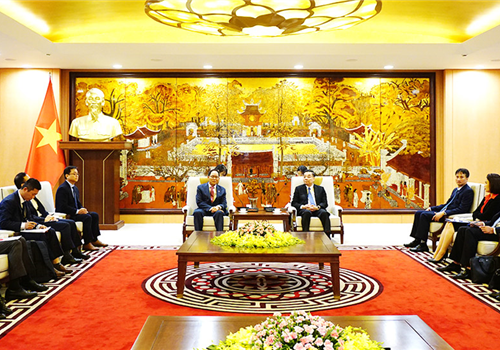 Chiều 18-3, Ủy viên Trung ương Đảng, Phó Bí thư Thành ủy, Chủ tịch UBND thành phố Hà Nội Chu Ngọc Anh đã tiếp Đại sứ Hàn Quốc tại Việt Nam Park Noh-wan tới chào xã giao và thảo luận một số vấn đề về thúc đẩy hợp tác song phương.