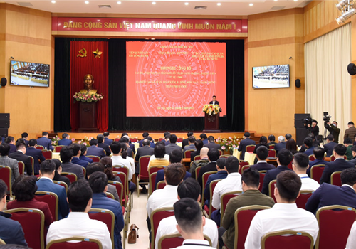 Tại trụ sở UBND quận Hoàn Kiếm, thành phố Hà Nội tổ chức Hội nghị công bố các đồ án quy hoạch phân khu đô thị tỷ lệ 1/2000 tại các quận: Hoàn Kiếm, Ba Đình, Đống Đa, Hai Bà Trưng. Đồng chí Vương Đình Huệ, Ủy viên Bộ Chính trị, Bí thư Thành ủy, Trưởng đoàn đại biểu Quốc hội thành phố Hà Nội cùng các đồng chí Thường trực Thành ủy; đại diện lãnh đạo các Bộ ngành Trung ương, sở ngành Thành phố đến dự. 

