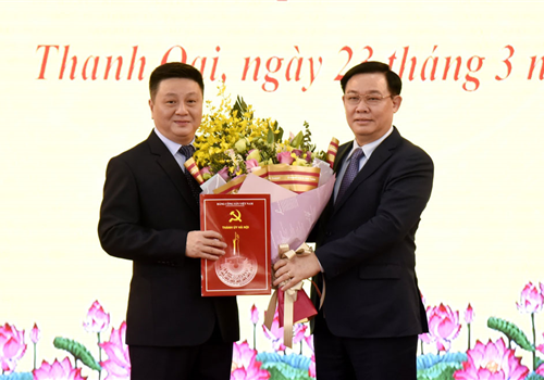 Đồng chí Vương Đình Huệ, Ủy viên Bộ Chính trị, Bí thư Thành ủy, Trưởng đoàn Đại biểu Quốc hội thành phố Hà Nội chủ trì Hội nghị công bố Quyết định của Ban Thường vụ Thành ủy Hà Nội về công tác cán bộ tại huyện Thanh Oai.