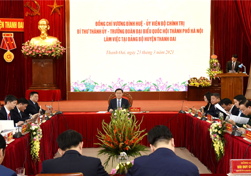 Chủ trì làm việc với Huyện ủy Thanh Oai, đồng chí Vương Đình Huệ, Ủy viên Bộ Chính trị, Bí thư Thành ủy yêu cầu Huyện phải xác định mục tiêu và giải pháp với tầm nhìn xây dựng Nông thôn mới nâng cao gắn với phát triển đô thị xanh.