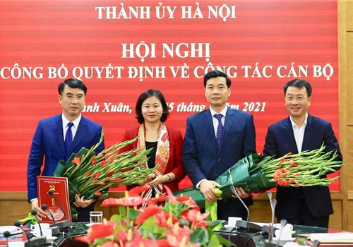 Sáng 5-3, Ủy viên Trung ương Đảng, Phó Bí thư Thường trực Thành ủy Hà Nội Nguyễn Thị Tuyến chủ trì Hội nghị công bố và trao Quyết định của Ban Thường vụ Thành ủy tại quận Thanh Xuân.