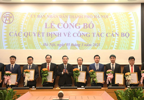 Chiều 5-3, UBND thành phố Hà Nội tổ chức Lễ công bố các Quyết định về công tác cán bộ. Ủy viên Trung ương Đảng, Phó Bí thư Thành ủy, Chủ tịch UBND thành phố Chu Ngọc Anh dự và trao các Quyết định.