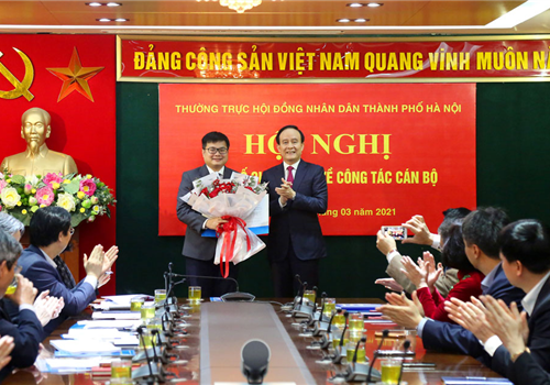 Đồng chí Nguyễn Ngọc Tuấn, Phó Bí thư Thành uỷ, Chủ tịch HĐND Thành phố chủ trì Hội nghị thường trực HĐND Thành phố công bố Quyết định về công tác cán bộ. 
