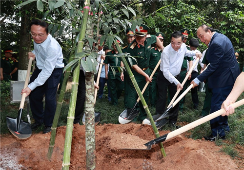 Ngày 13-4, Chủ tịch nước Nguyễn Xuân Phúc dự Lễ phát động trồng cây đời đời nhớ ơn Bác Hồ của Bộ Quốc phòng tại Khu Di tích K9, Đá Chông, huyện Ba Vì, thành phố Hà Nội. Thượng tướng Phan Văn Giang, Ủy viên Bộ Chính trị, Ủy viên Thường vụ Quân ủy Trung ương, Bộ trưởng Bộ Quốc phòng chủ trì buổi Lễ. Buổi Lễ có sự tham dự của Ủy viên Trung ương Đảng, Phó Bí thư Thành ủy, Chủ tịch UBND Thành phố Chu Ngọc Anh.
