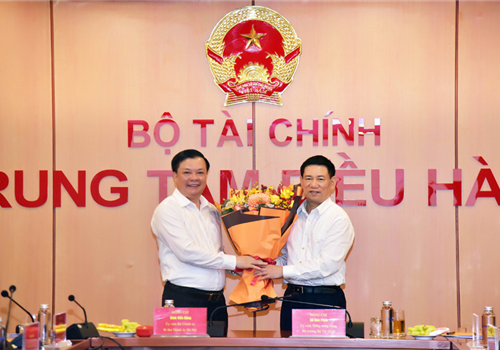 Chiều 13-4, tại Hà Nội, Bộ Tài chính tổ chức hội nghị báo cáo công tác nhiệm kỳ 2016-2021 và bàn giao nhiệm vụ Bộ trưởng Bộ Tài chính. Dự Hội nghị có đồng chí Đinh Tiến Dũng, Ủy viên Bộ Chính trị, Bí thư Thành ủy Hà Nội, nguyên Bí thư Ban Cán sự Đảng, Bộ trưởng Bộ Tài chính; các Ủy viên Trung ương Đảng: Tổng Kiểm toán Nhà nước Trần Sỹ Thanh; Bí thư Ban Cán sự Đảng, Bộ trưởng Bộ Tài chính Hồ Đức Phớc; Phó Bí thư Thường trực Thành ủy Hà Nội Nguyễn Thị Tuyến; Phó Bí thư Thành ủy, Chủ tịch UBND thành phố Hà Nội Chu Ngọc Anh. Dự Hội nghị có Phó Bí thư Thành ủy, Chủ tịch HĐND thành phố Hà Nội Nguyễn Ngọc Tuấn; các Thứ trưởng và cán bộ chủ chốt Bộ Tài chính.