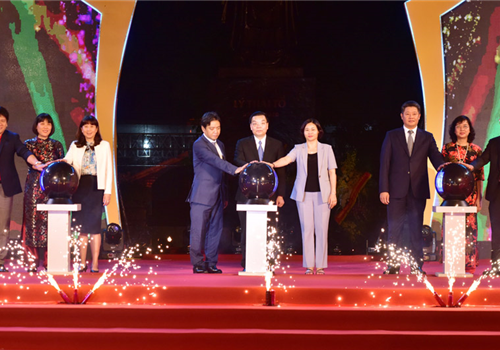 Tối 16-4, Lễ hội Du lịch và văn hóa ẩm thực Hà Nội 2021 do UBND thành phố Hà Nội chỉ đạo, Trung tâm Xúc tiến, đầu tư, thương mại, du lịch phối hợp Sở Du lịch tổ chức đã khai mạc tại khu vực Tượng đài vua Lý Thái Tổ (quận Hoàn Kiếm, Hà Nội). Dự lễ khai mạc có các đồng chí: Ủy viên Trung ương Đảng, Phó Bí thư Thường trực Thành ủy Hà Nội Nguyễn Thị Tuyến; Ủy viên Trung ương Đảng, Phó Bí thư Thành ủy, Chủ tịch UBND thành phố Hà Nội Chu Ngọc Anh; Thứ trưởng Bộ Văn hóa, Thể thao và Du lịch Hoàng Đạo Cương; Phó Chủ tịch UBND thành phố Hà Nội Nguyễn Mạnh Quyền.