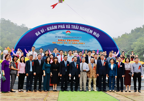 Sáng 18-4, UBND huyện Ba Vì đã tổ chức khai mạc Lễ hội du lịch Ba Vì "Khám phá và trải nghiệm mới". Đây là sự kiện nằm trong khuôn khổ Lễ hội du lịch và văn hóa ẩm thực Hà Nội năm 2021. Đến dự có Ủy viên Trung ương Đảng, Phó Bí thư Thành ủy, Chủ tịch UBND thành phố Hà Nội Chu Ngọc Anh; Phó Chủ tịch UBND thành phố Nguyễn Mạnh Quyền cùng đại diện các sở, ban, ngành thành phố Hà Nội.
