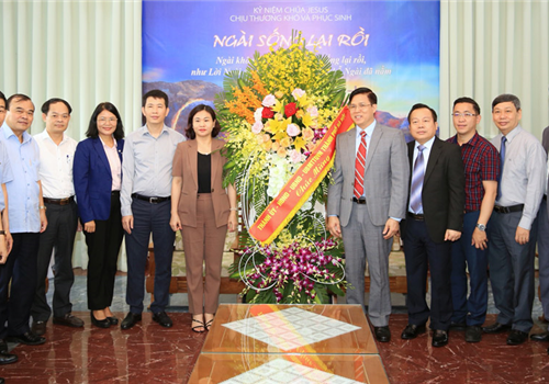 Sáng 2-4, nhân dịp Lễ Phục sinh năm 2021, Uỷ viên Trung ương Đảng, Phó Bí thư Thường trực Thành uỷ Nguyễn Thị Tuyến đã đến thăm, chúc mừng Tổng Hội thánh tin lành Việt Nam (miền Bắc). 