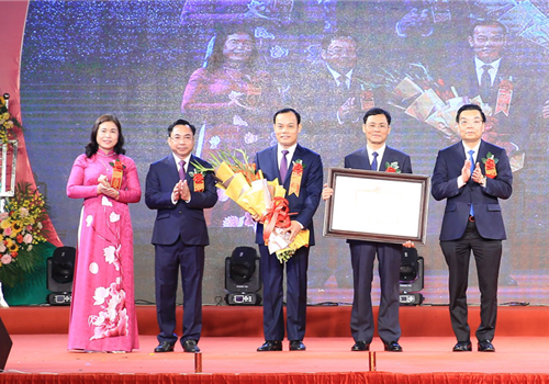 Tối 19-4, huyện Thạch Thất trang trọng tổ chức lễ công bố và đón nhận danh hiệu đạt chuẩn nông thôn mới. Dự buổi lễ có các đồng chí: Nguyễn Thị Tuyến, Ủy viên Trung ương Đảng, Phó Bí thư Thường trực Thành ủy, Trưởng ban Chỉ đạo Chương trình số 04-CTr/TU của Thành ủy Hà Nội (khóa XVII) về "Đẩy mạnh thực hiện hiệu quả Chương trình mục tiêu quốc gia xây dựng nông thôn mới gắn với cơ cấu lại ngành Nông nghiệp và phát triển kinh tế nông thôn, nâng cao đời sống vật chất, tinh thần của nông dân giai đoạn 2021-2025"; Chu Ngọc Anh, Ủy viên Trung ương Đảng, Phó Bí thư Thành ủy, Chủ tịch UBND thành phố Hà Nội; Ngô Thị Thanh Hằng, nguyên Ủy viên Trung ương Đảng, nguyên Phó Bí thư Thường trực Thành ủy, nguyên Trưởng ban Chỉ đạo Chương trình số 02-CTr/TU của Thành ủy Hà Nội (khóa XVI) về “Phát triển nông nghiệp, xây dựng nông thôn mới, nâng cao đời sống nông dân giai đoạn 2016-2020”; Đào Đức Toàn, Phó Chánh Văn phòng Trung ương Đảng, nguyên Phó Bí thư Thành ủy Hà Nội; đại diện lãnh đạo các ban, bộ, ngành Trung ương.