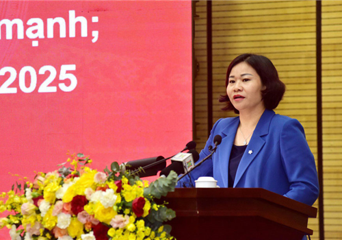 Sáng 22-4, tại hội nghị trực tuyến cán bộ chủ chốt học tập, nghiên cứu, quán triệt, tuyên truyền 10 chương trình công tác của Thành ủy Hà Nội khóa XVII, nhiệm kỳ 2020-2025, Ủy viên Trung ương Đảng, Phó Bí thư Thường trực Thành ủy Hà Nội Nguyễn Thị Tuyến đã truyền đạt đến đại biểu các nội dung của Chương trình số 01-CTr/TU về “Tăng cường công tác xây dựng, chỉnh đốn Đảng, xây dựng Đảng bộ và hệ thống chính trị thành phố trong sạch, vững mạnh; đẩy mạnh cải cách hành chính giai đoạn 2021-2025”; Chương trình số 04-CTr/TU của Thành ủy về “Đẩy mạnh thực hiện hiệu quả Chương trình mục tiêu quốc gia xây dựng nông thôn mới gắn với cơ cấu lại ngành Nông nghiệp và phát triển kinh tế nông thôn, nâng cao đời sống vật chất, tinh thần của nông dân giai đoạn 2021-2025”; Chương trình số 10-CTr/TU của Thành ủy (khóa XVII) về “Nâng cao hiệu quả công tác phòng, chống tham nhũng; thực hành tiết kiệm, chống lãng phí giai đoạn 2021-2025”.