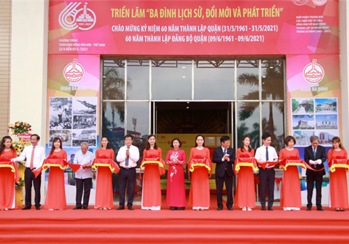 Chào mừng kỷ niệm 60 năm thành lập quận Ba Đình và 60 năm thành lập Đảng bộ Quận, sáng 24-4 tại Cung Văn hoá Thể thao Quần Ngựa, Quận Ba Đình phối hợp Cục văn thư lưu trữ tổ chức khai mạc Triển lãm “Ba Đình lịch sử, đổi mới và phát triển”. Dự buổi lễ có Ủy viên Trung ương Đảng, Phó Bí thư Thường trực Thành ủy Hà Nội Nguyễn Thị Tuyến; Thứ trưởng Bộ Nội vụ Nguyễn Duy Thăng; Phó Chủ tịch UBND thành phố Hà Nội Dương Đức Tuấn; đại diện các ban, ngành Trung ương và thành phố Hà Nội.