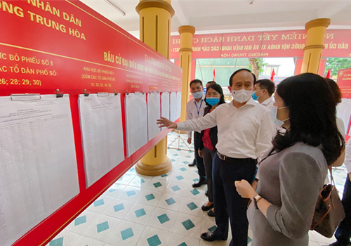 Chiều 28-4, Đoàn kiểm tra của Ủy ban Bầu cử Thành phố do Phó Bí thư Thành ủy, Chủ tịch HĐND Thành phố, Chủ tịch Ủy ban Bầu cử thành phố Hà Nội Nguyễn Ngọc Tuấn làm Trưởng đoàn đã kiểm tra công tác bầu cử trên địa bàn quận Cầu Giấy. 