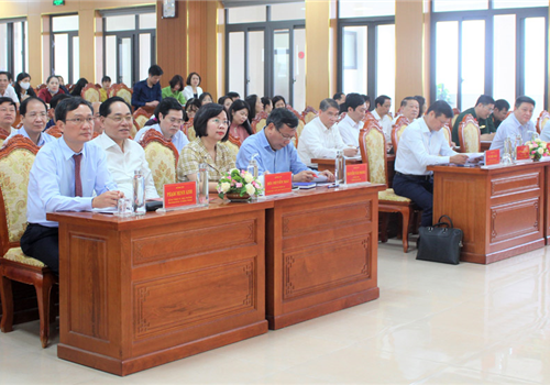 Sáng 28-4, tại Trung tâm Chính trị huyện Đông Anh (Hà Nội), Trường Đào tạo cán bộ Lê Hồng Phong tổ chức Hội nghị tổng kết công tác đào tạo, bồi dưỡng năm 2020 và triển khai kế hoạch đào tạo, bồi dưỡng năm 2021. Phó Bí thư Thành ủy Hà Nội Nguyễn Văn Phong dự và phát biểu chỉ đạo Hội nghị. Tham dự Hội nghị có các đồng chí Ủy viên Ban Thường vụ Thành ủy Hà Nội: Trưởng ban Tổ chức Thành ủy Vũ Đức Bảo, Trưởng ban Tuyên giáo Thành ủy Bùi Huyền Mai…