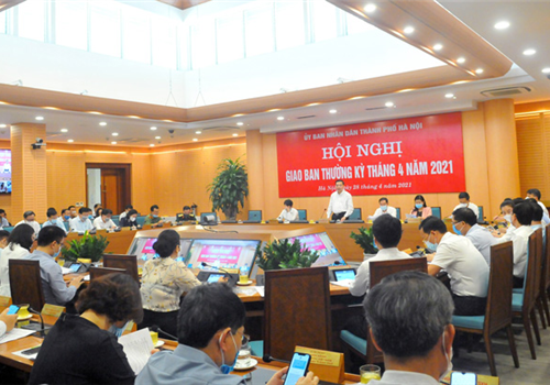 Chiều 28-4, tại Hội nghị giao ban thường kỳ tháng 4 của UBND Thành phố, Ủy viên Trung ương Đảng, Phó Bí thư Thành ủy, Chủ tịch UBND Thành phố Chu Ngọc Anh đặc biệt yêu cầu các sở, ban, ngành, cơ quan, đơn vị, UBND các quận, huyện, thị xã, đứng đầu là các đồng chí tư lệnh ngành thắt chặt công tác phòng dịch Covid-19, nâng mức cảnh báo nguy cơ lên mức độ cao, sẵn sàng kịch bản ứng phó với mọi tình huống.