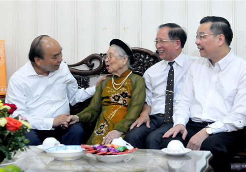 Chiều 29-4, Chủ tịch nước Nguyễn Xuân Phúc đã đi thăm, tặng quà 2 gia đình chính sách trên địa bàn thành phố Hà Nội nhân kỷ niệm 46 năm Ngày Giải phóng miền Nam, thống nhất đất nước (30/4/1975 - 30/4/2021). Cùng tham gia đoàn có Ủy viên Trung ương Đảng, Phó Bí thư Thành ủy, Chủ tịch UBND thành phố Hà Nội Chu Ngọc Anh.