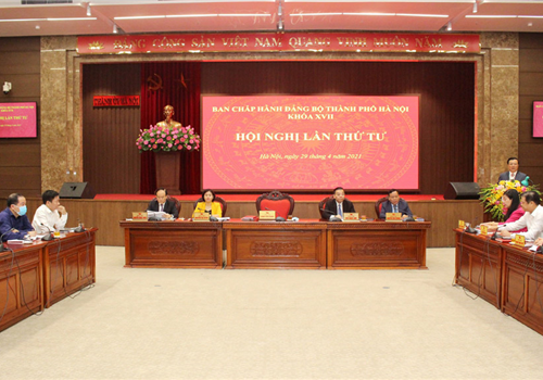 Đối với dự thảo Nghị quyết về tập trung xây dựng và nâng cao chất lượng đội ngũ cán bộ các cấp nhiệm kỳ 2020-2025 do Trưởng Ban Tổ chức Thành uỷ Vũ Đức Bảo trình bày đã nhấn mạnh mục tiêu Xây dựng đội ngũ cán bộ, trước hết là cán bộ lãnh đạo, quản lý các cấp Thành phố có tư tưởng chính trị vững vàng; phẩm chất đạo đức, lối sống trong sáng, gương mẫu; tư duy, khát vọng đổi mới; năng lực, uy tín ngang tầm nhiệm vụ; có cơ cấu, số lượng hợp lý, bảo đảm sự chuyển tiếp liên tục, vững vàng giữa các thế hệ, đáp ứng yêu cầu nhiệm vụ chính trị, ứng phó với tình huống khó khăn, phức tạp phát sinh và nhiệm vụ phát triển kinh tế - xã hội, đảm bảo quốc phòng an ninh của Thủ đô trong giai đoạn mới.

