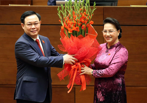 Sáng nay (31-3), tiếp tục chương trình kỳ họp thứ mười một, dưới sự điều hành của đồng chí Nguyễn Thị Kim Ngân, Quốc hội đã bầu đồng chí Vương Đình Huệ giữ chức Chủ tịch Quốc hội và Chủ tịch Hội đồng Bầu cử quốc gia.

