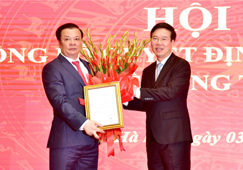 Sáng 3-4, Ban Chấp hành Đảng bộ Thành phố Hà Nội tổ chức Hội nghị công bố Quyết định của Bộ Chính trị phân công đồng chí Đinh Tiến Dũng, Ủy viên Bộ Chính trị, Bộ trưởng Bộ Tài chính giữ chức Bí thư Thành ủy Hà Nội. Tham dự Hội nghị có các đồng chí Ủy viên Bộ Chính trị, Chủ tịch Quốc hội Vương Đình Huệ;  Ủy viên Bộ Chính trị, Thường trực Ban Bí thư Võ Văn Thưởng cùng lãnh đạo các Ban Đảng, Bộ ngành Trung ương và Thành phố Hà Nội.
