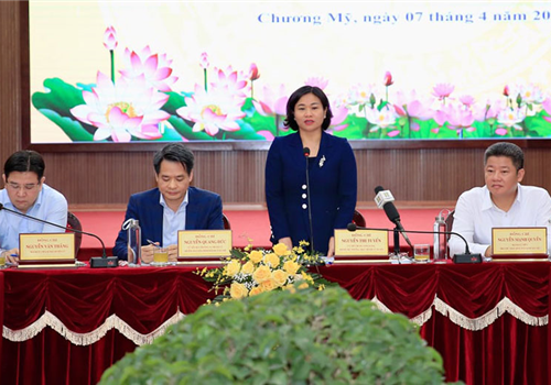 Sáng 7-4, đồng chí Nguyễn Thị Tuyến, Ủy viên Trung ương Đảng, Phó Bí thư Thường trực Thành ủy, Trưởng ban Chỉ đạo Chương trình số 04-CTr/TU của Thành ủy Hà Nội về “Đẩy mạnh thực hiện hiệu quả Chương trình mục tiêu quốc gia xây dựng nông thôn mới gắn với cơ cấu lại ngành Nông nghiệp và phát triển kinh tế nông thôn, nâng cao đời sống vật chất, tinh thần của nông dân giai đoạn 2021-2025” (Chương trình số 04) đã chủ trì làm việc với Ban Thường vụ Huyện ủy Chương Mỹ về kết quả thực hiện nhiệm vụ thời gian qua, nhiệm vụ trọng tâm thời gian tới; trọng tâm là công tác xây dựng nông thôn mới trên địa bàn Huyện.